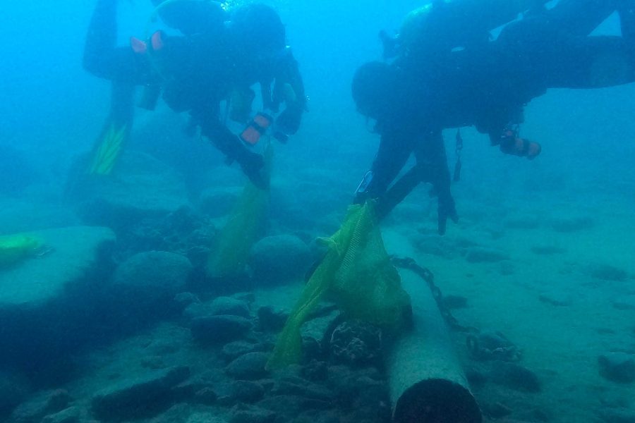 divers cleaning up trash