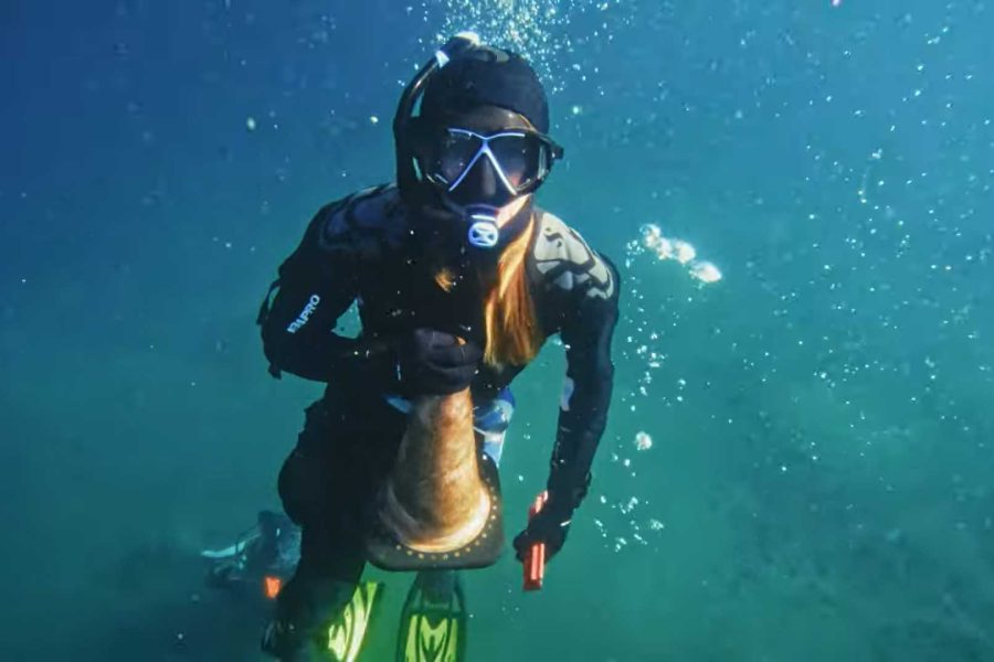 scuba-diver-cleaning-up-trash
